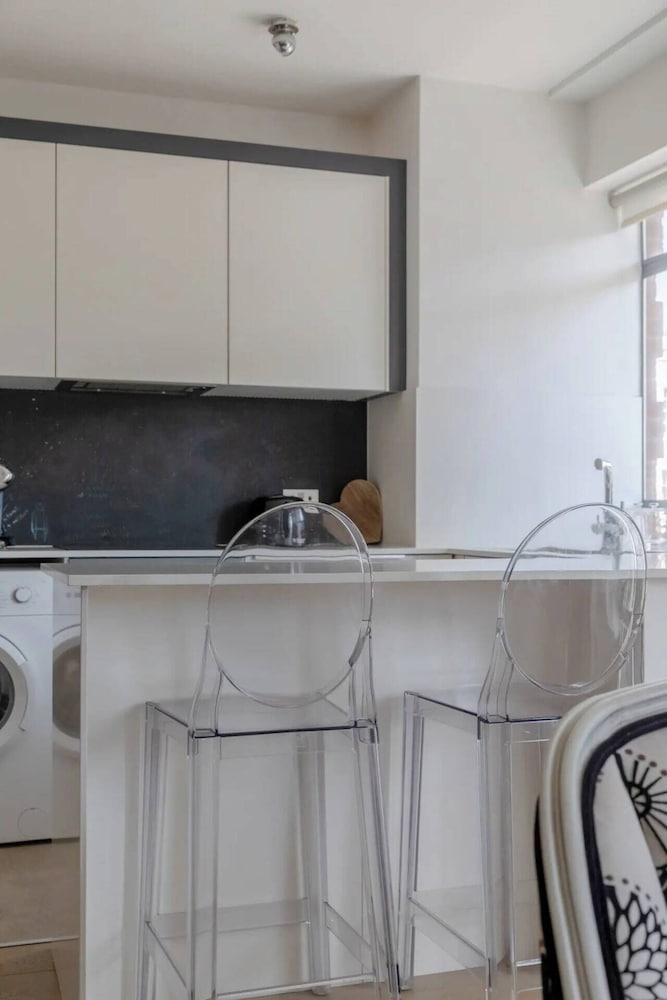 Sleek & Stylish 1BD Flat w/ Balcony - Kings Road