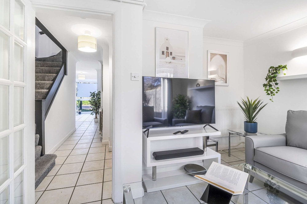 Elegant 4BR House Near City Centre Angus Suites