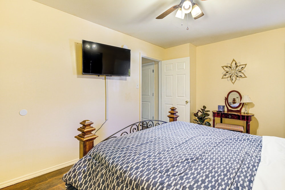 17 Mi to Dtwn Memphis: Townhome w/ Fenced Yard!