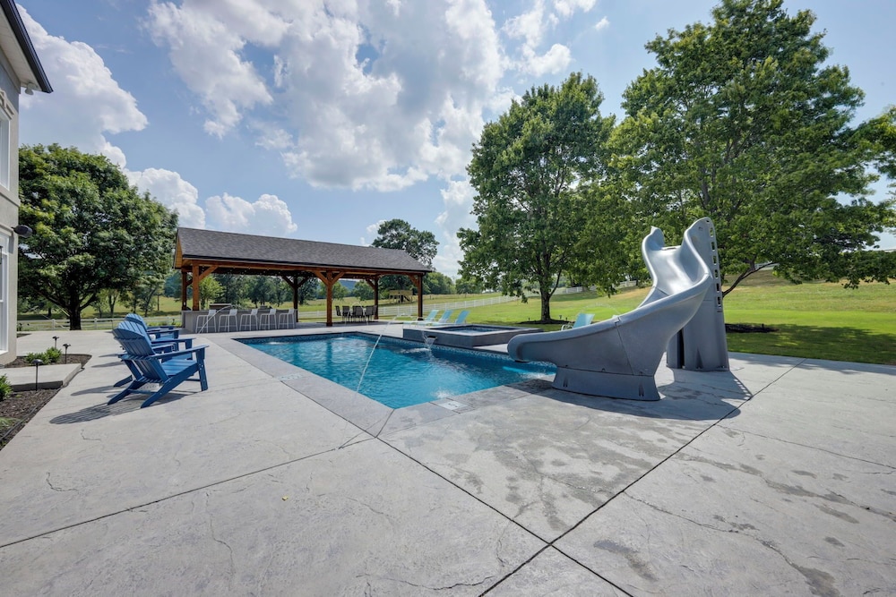 Majestic Manor-private Hundred Acre Yard-pool/spa