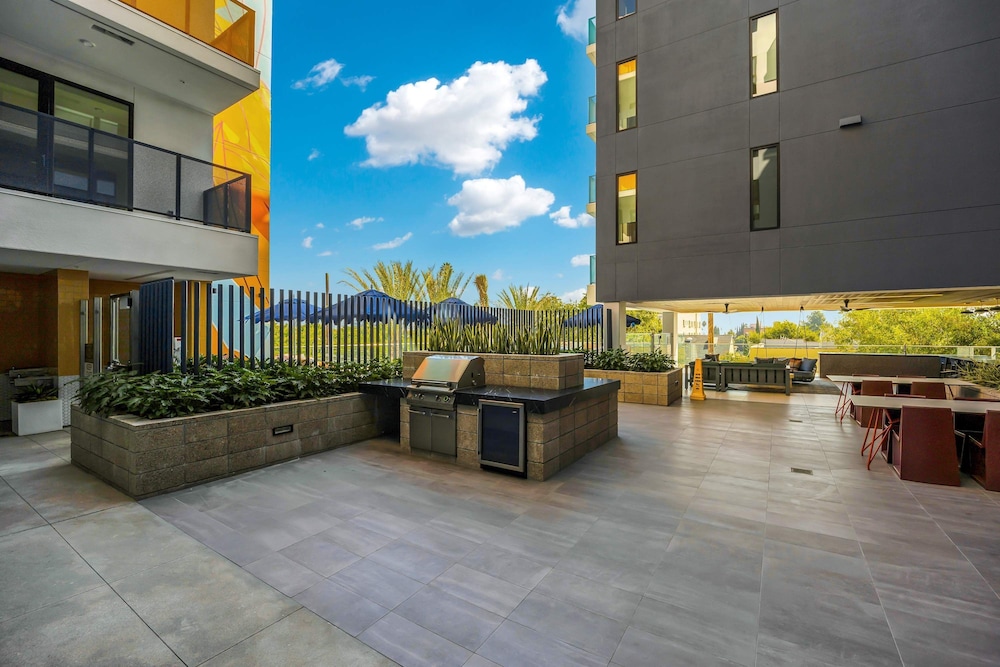 Luxury 2BR Hollywood Sign View by Oneluxstay