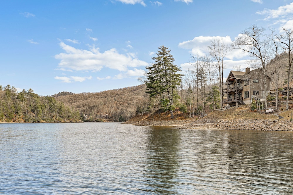 Direct Lake Access & Fire Pit: Tuckasegee Cottage!