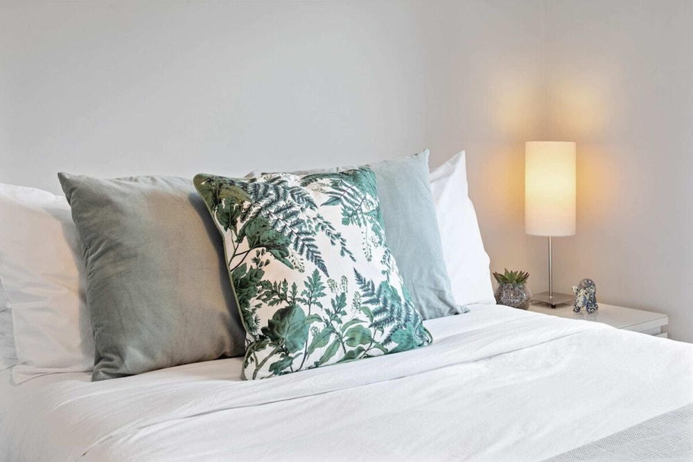 Lovely 2 Bed Apartment w Balcony nr River Thames