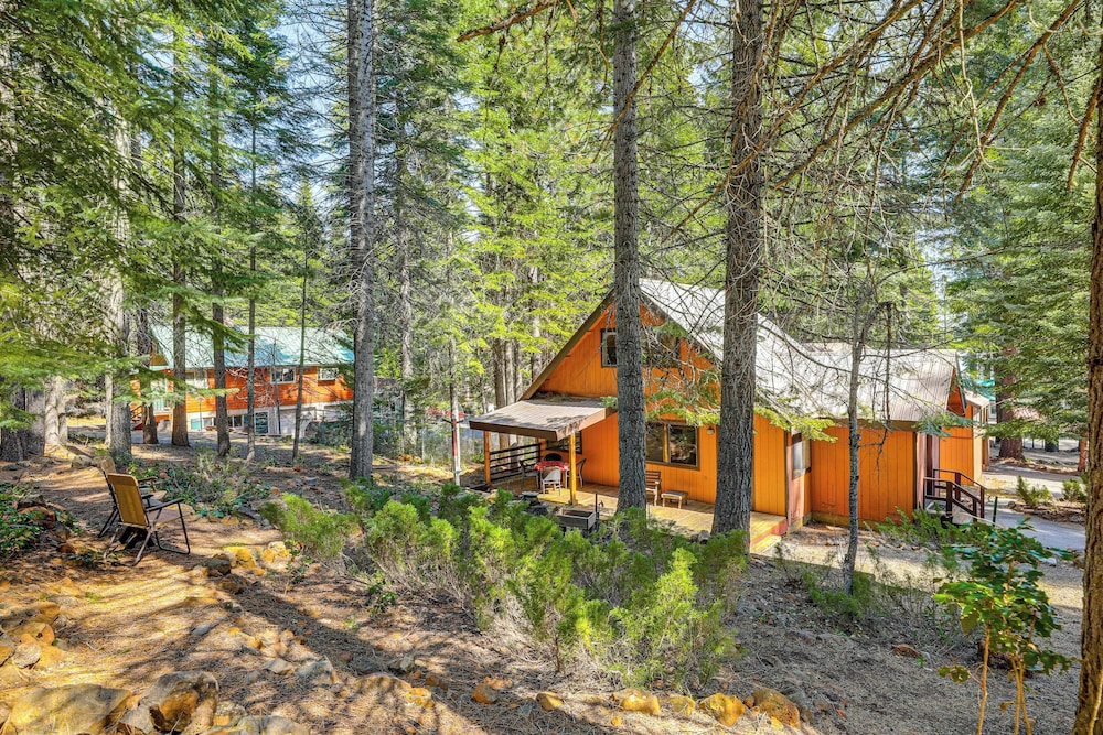 Walk to Lake Almanor: Prattville Cabin w/ 2 Decks!