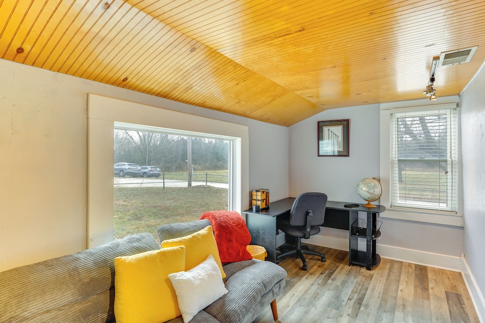 100-year-old Farmhouse in Fulton: 6 Mi to Town!