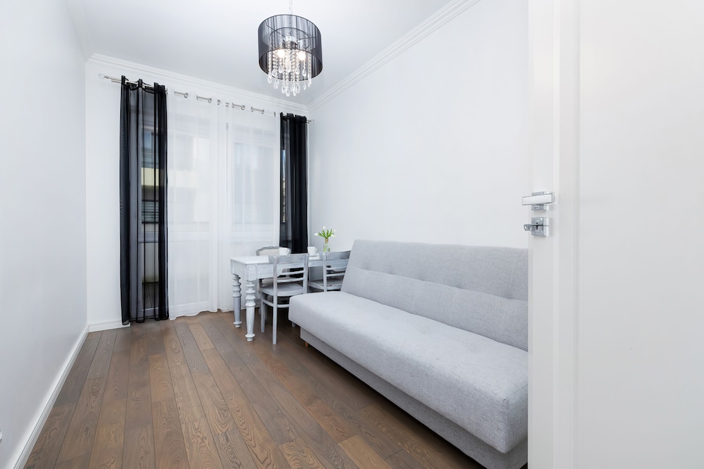 Supreme Apartment Mazowiecka by Renters view 3