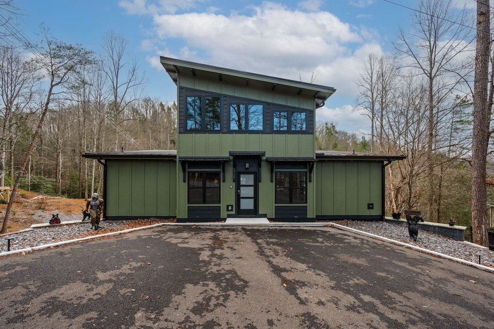Game Room-hot Tub-10 Mins to Downtown Gatlinburg