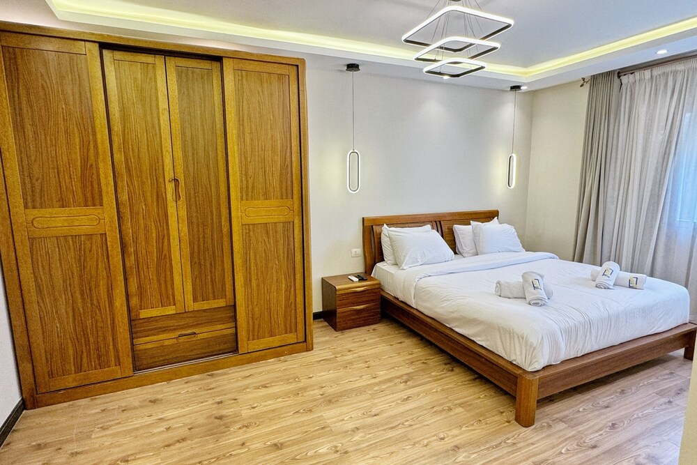 Calm & Classy 2BR - 5 min to Airport