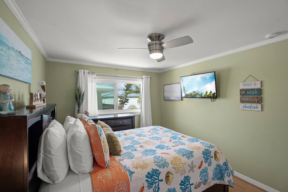 Coastal Breeze Siesta - Pelican