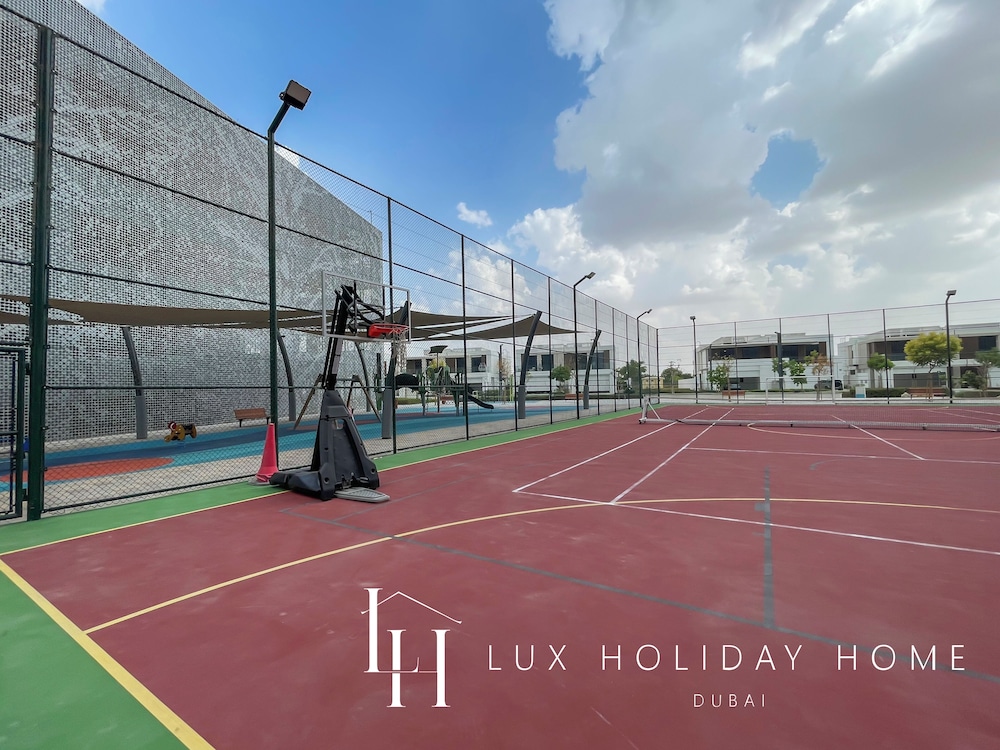 LUX | 2BR Lagoon View – District One, 10–15 min Burj Khalifa