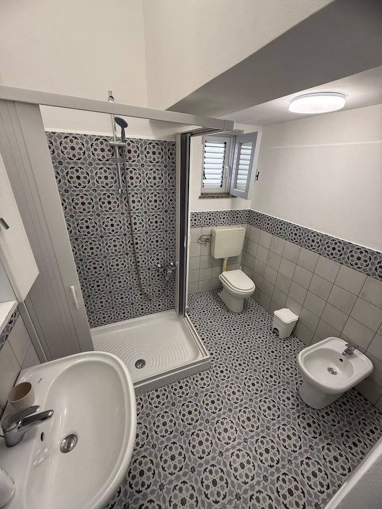LO NARDO ACCOMMODATION