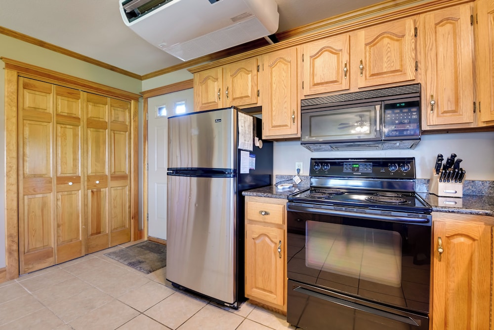 Pool Access: Waterfront Lake Memphremagog Condo!