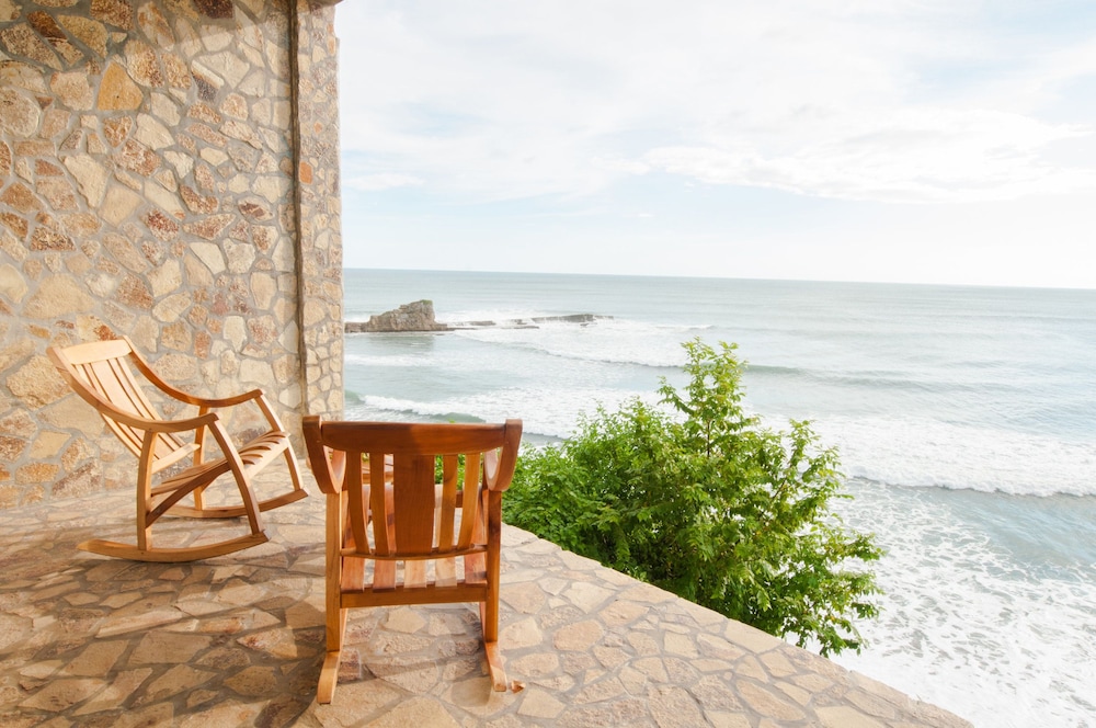 Magnific Rock - Surf Resort & Yoga Retreat Nicaragua - Hostel