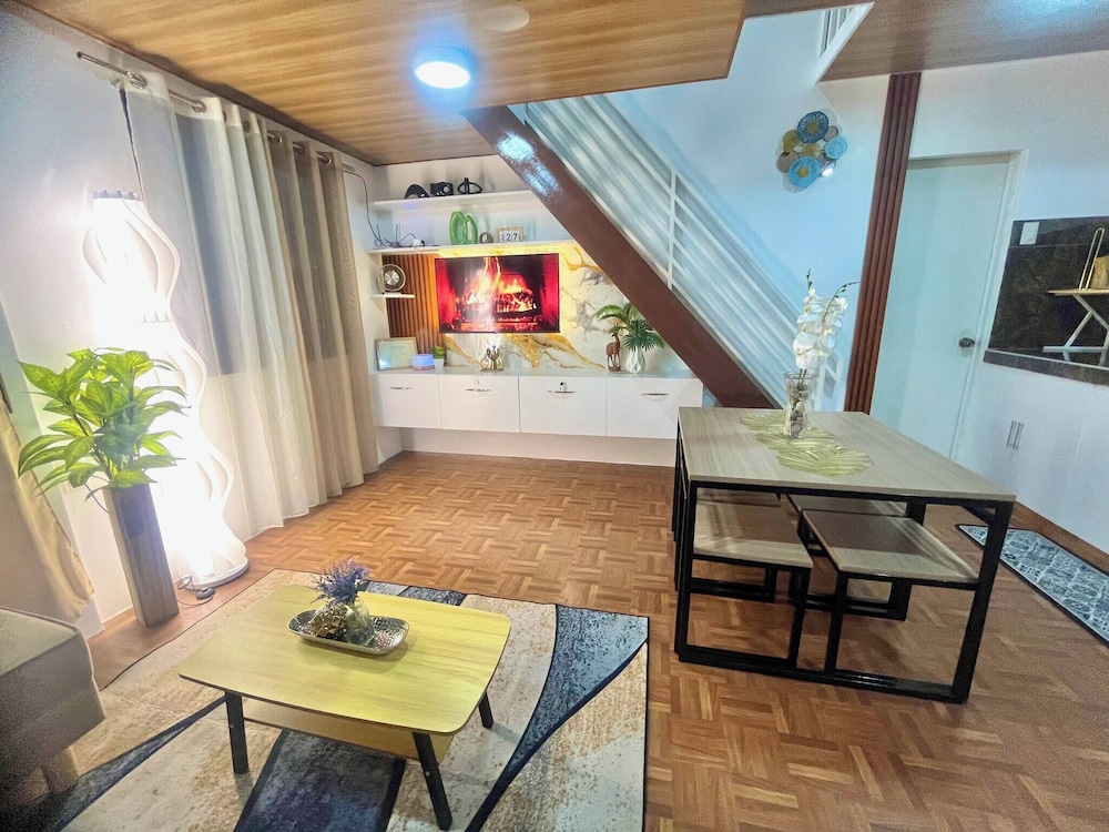 Bloomstone Urban Chill Cabin