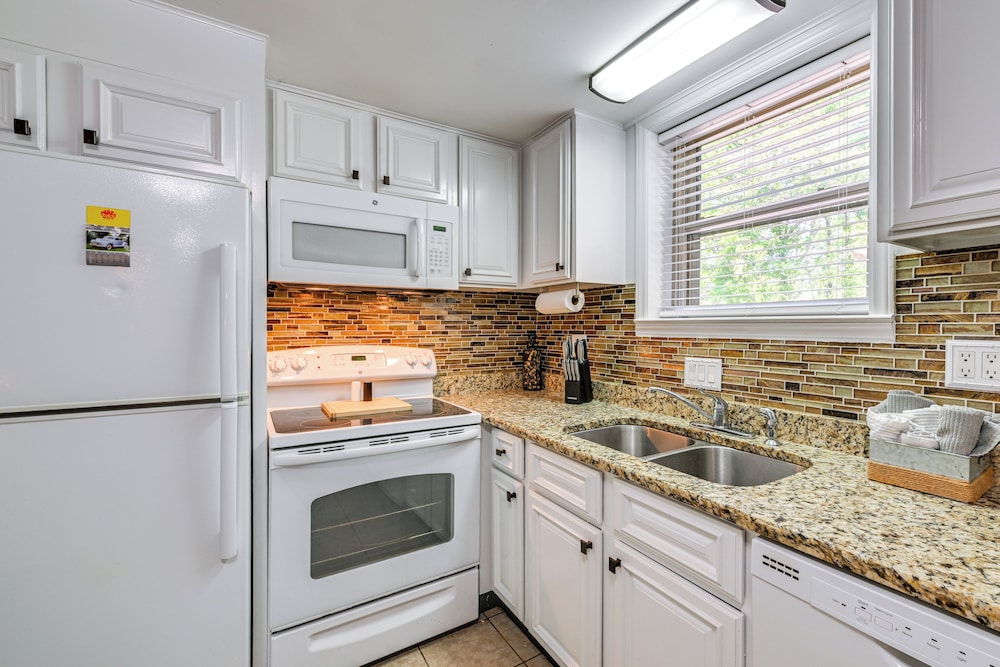 3 Mi to Dtwn: Hickory Home Base w/ Patio!