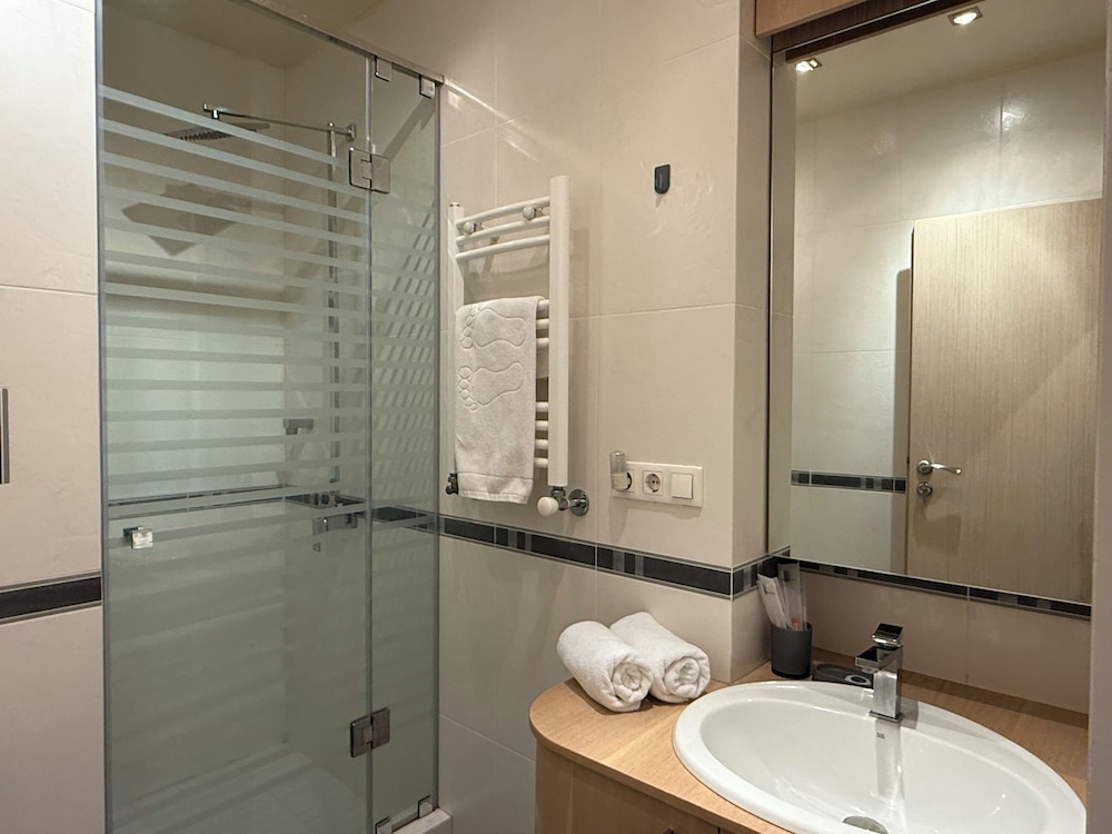 Deluxe 2-bedroom apartment by Sweet Home