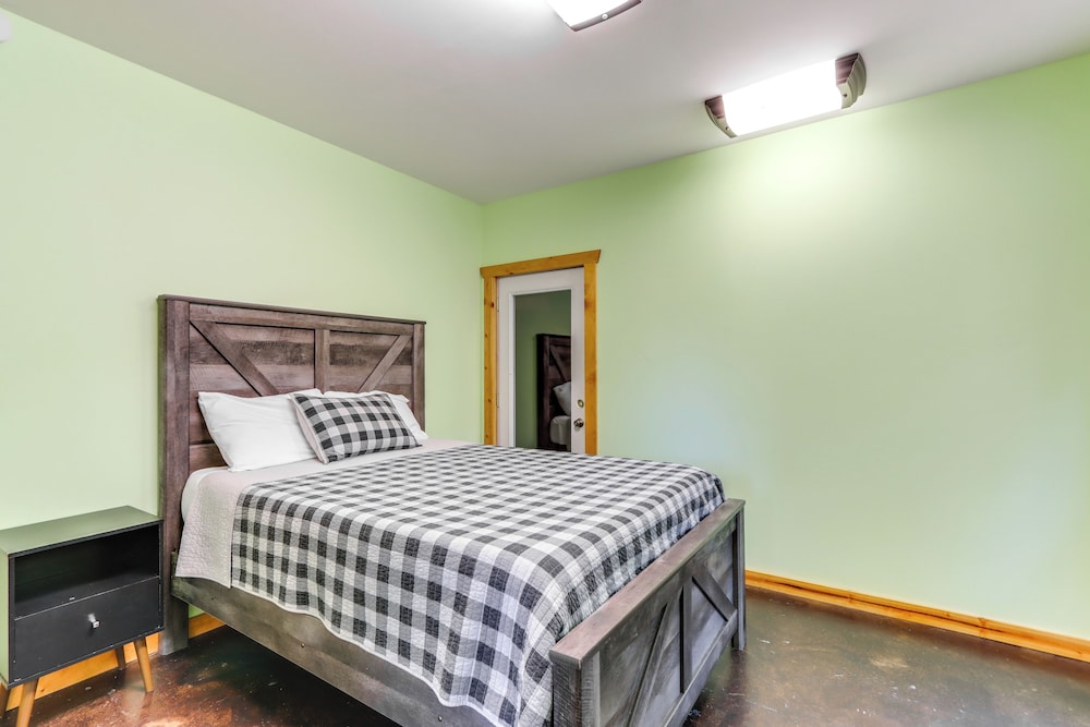 Deck & Private Hot Tub: Cabin in Ellijay! view 4
