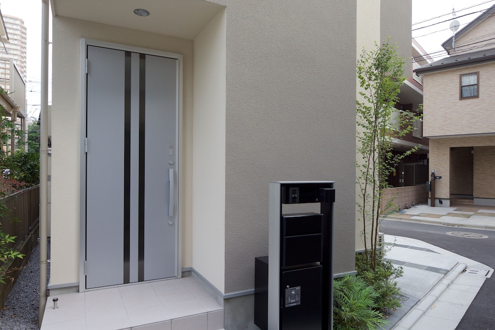 Nishi-Sugamo Guest House. 2min to Nishi-Sugamo Sta. 13min to Ikebukuro Sta.