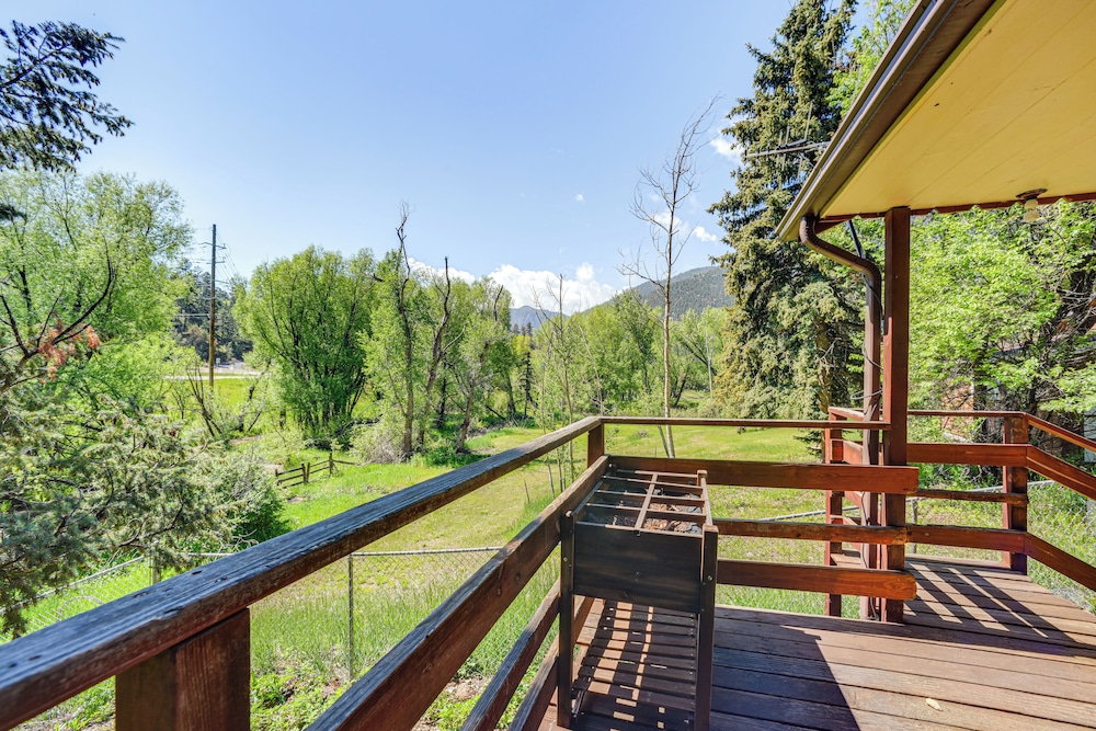 Dog Friendly: Cabin w/ Yard & Mtn Views in Cascade