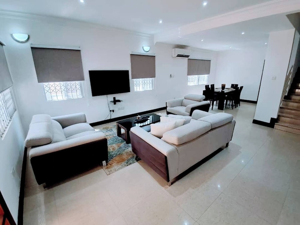 Stylish 3 Bedroom House Near Airport & Marina Mall