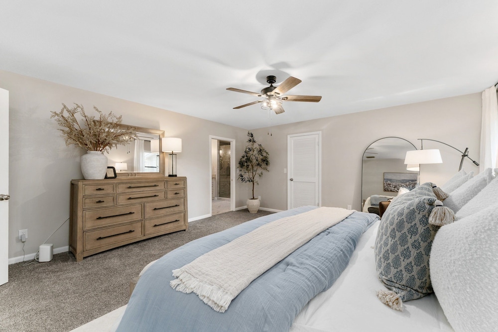 Designer Pet-friendly Retreat With Heated Pool 5 Bedroom Home