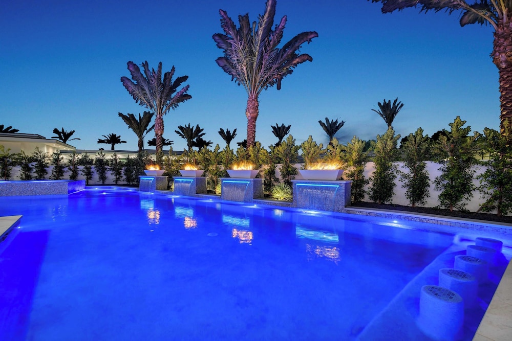 Luxury Retreat Pool, Putting Green + Pickleball Sleeps 17 Bravo Villa 8 by Avantstay