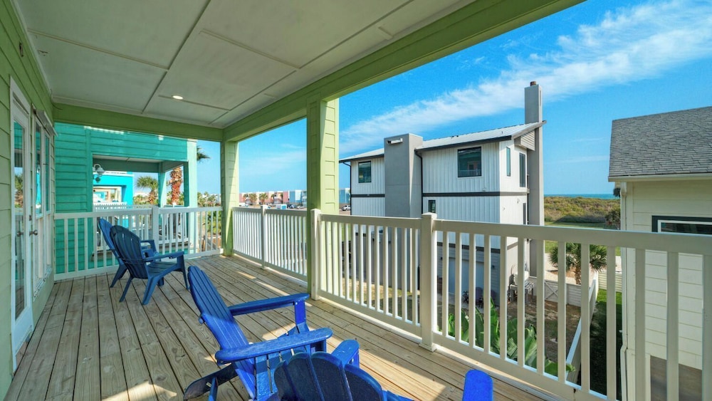 Walk to the Beach Ocean Views, Balcony Dining & Open Living Beachview 54 by Avantstay