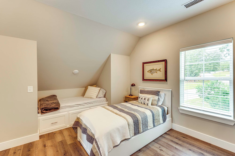 Walk to Lake Martin: Water-view Retreat w/ Deck!