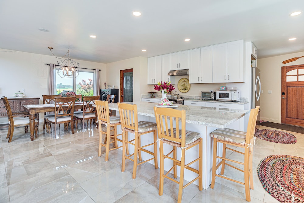 Grill Out, Play Pool: Huge Home on Lake Champlain!