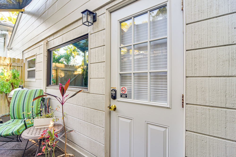 1 Mi to Downtown: Clearwater Apt w/ Private Patio!