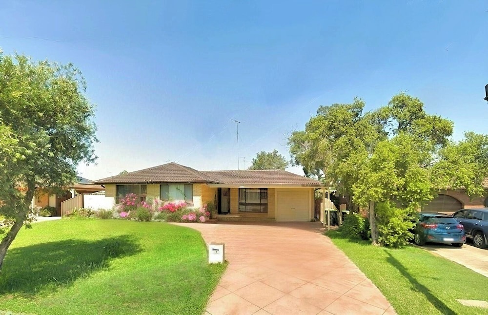 Cheerful 4 Bedroom with free Parking