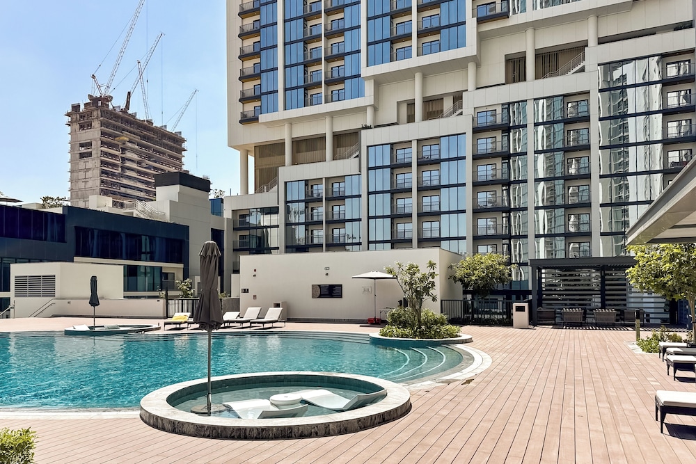 PVH - Stylish 1BR with Study - The Crest