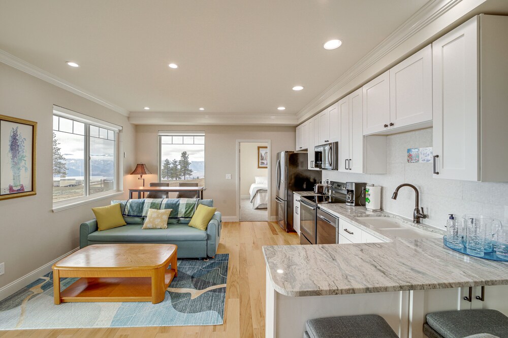 Cozy Chelan Apartment w/ Epic Mountain Views! view 4
