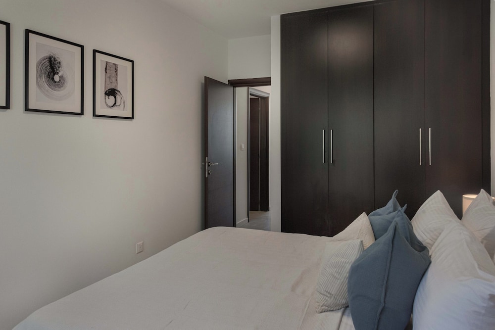 Phaedrus Living: Travertine Residences 102