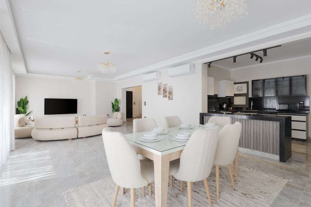 Upper Duplex 3BR in Eastown Sodic