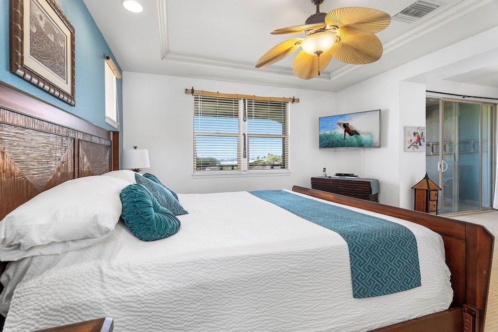Walk to Restaurants/shopping - Excellent Golf Course Views - Private Beach Access - Vrkcv