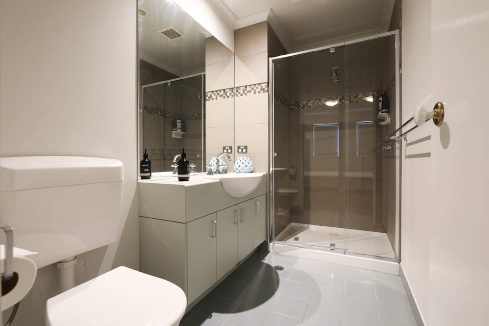 Extra Large 2 Bedroom Apartment in Melbournes Southbank