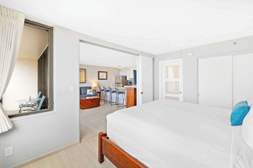 High Floor Ocean View Condo (King Bed and Parking): hotel room photo