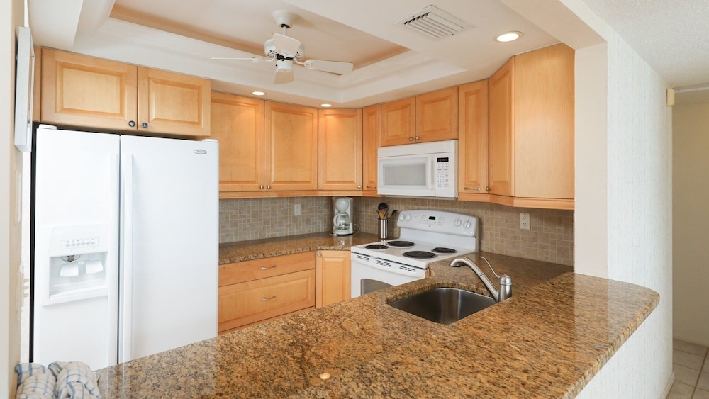Anchorage Resort 9th Floor 2-Bedroom Condo with Balcony- Gulf Views! Pool, Beach 2 Condo
