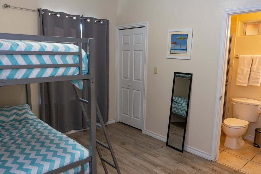 Open & Modern Pool #b Walk To Beach 2 Bedroom Condo