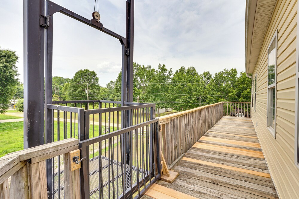Tennessee River Retreat: Multi-level Deck & Views