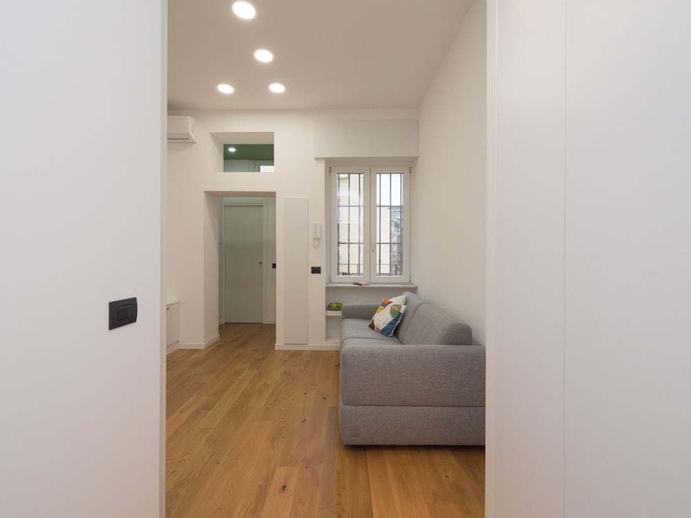 Farini - Charming One-bedroom Apartment in Isola Area