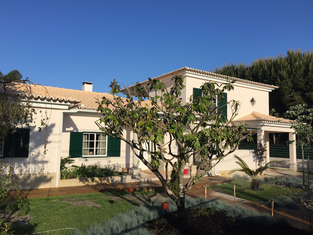 Hotel Buganvilia do Meco B&B - Image 1