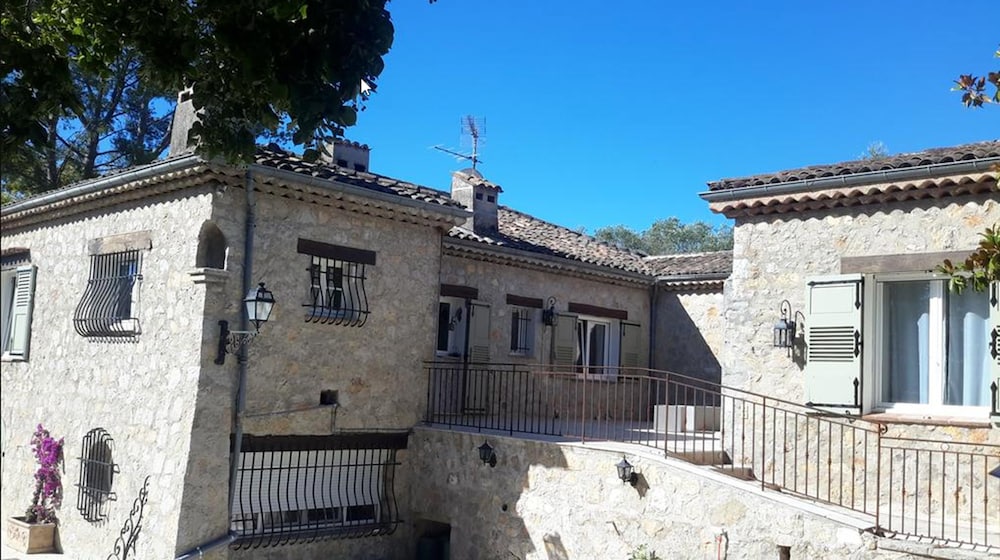 Aux charmes de Grasse casa de huéspedes piscina