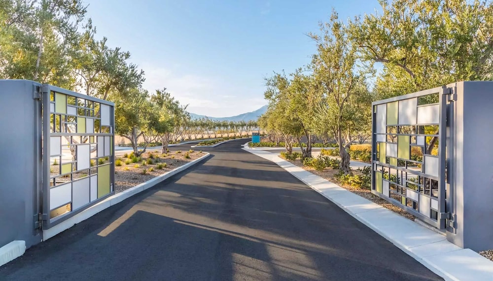Modern Miralon - Sophisticated Retreat for Up To 5 w/ Resort Amenities