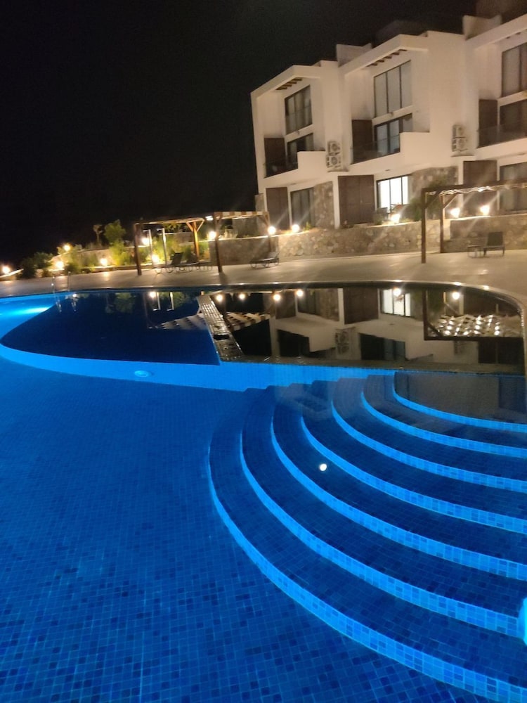 MY Wake Up by the Sea · Oceanfront Garden Retreat With Pool