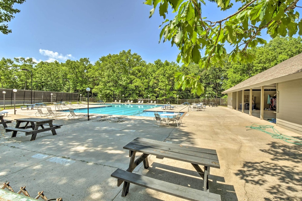 3 Mi to Winery: Jasper Mountain Chalet w/ Hot Tub!
