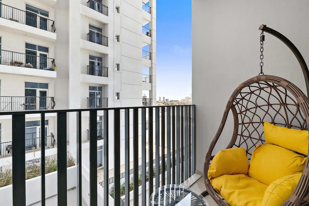Silkhaus New Modern in JVC Convenient Location