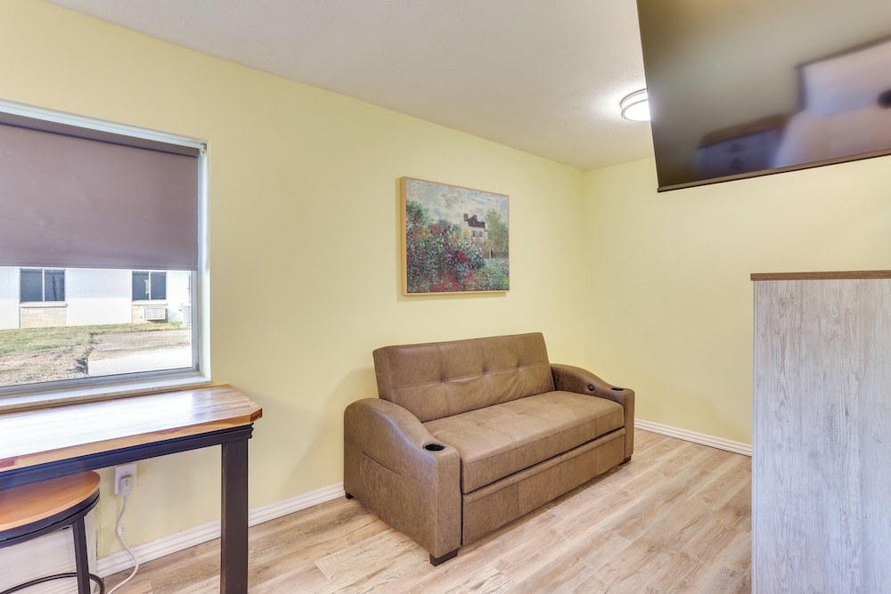 Quiet Oakland City Studio: Walk Downtown!