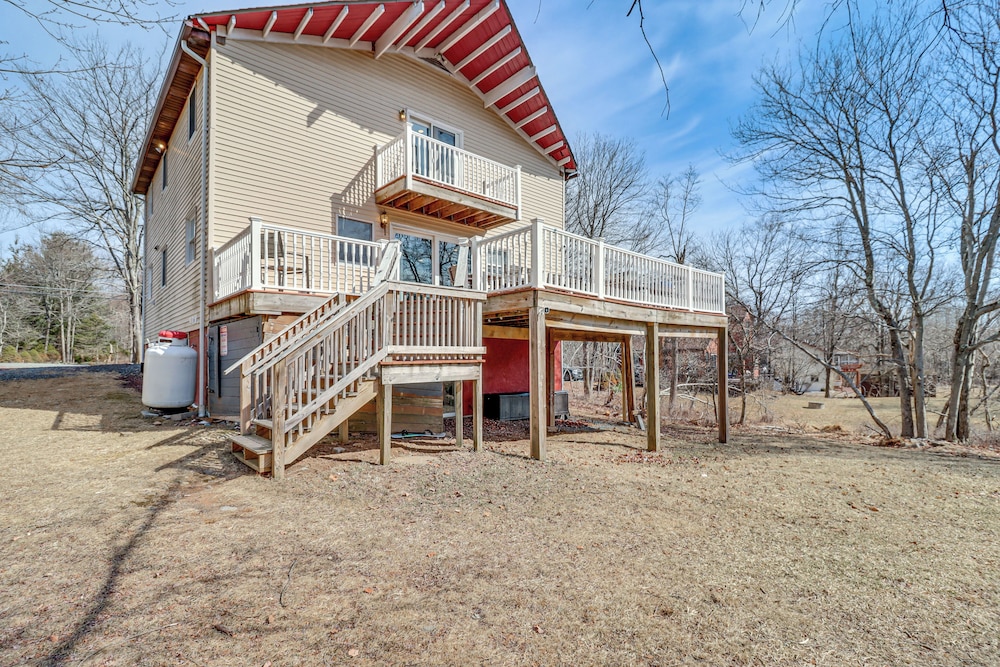 Fire Pit + Game Room: Spacious Poconos Retreat!